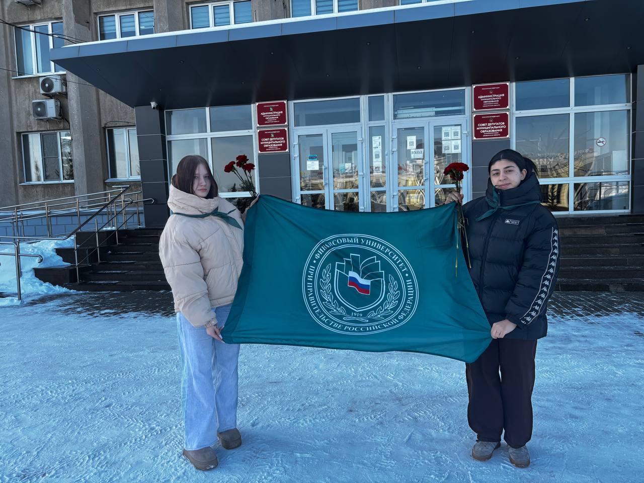 студенты Финансового университета (г. Бузулук) приняли активное участие в памятной акции «Цветы героям»