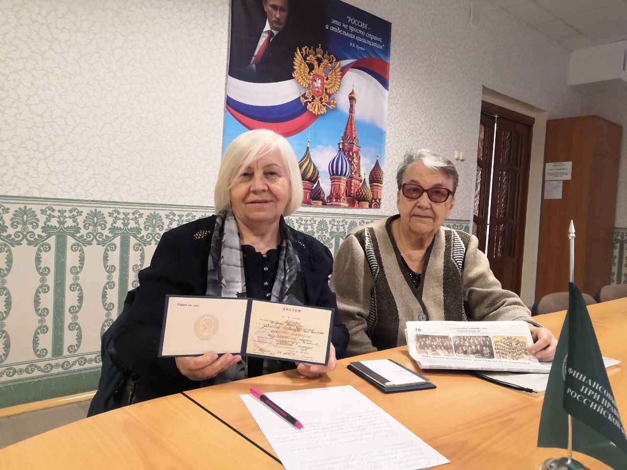 Встреча спустя годы: две коллеги-выпускницы встретились спустя десятилетия